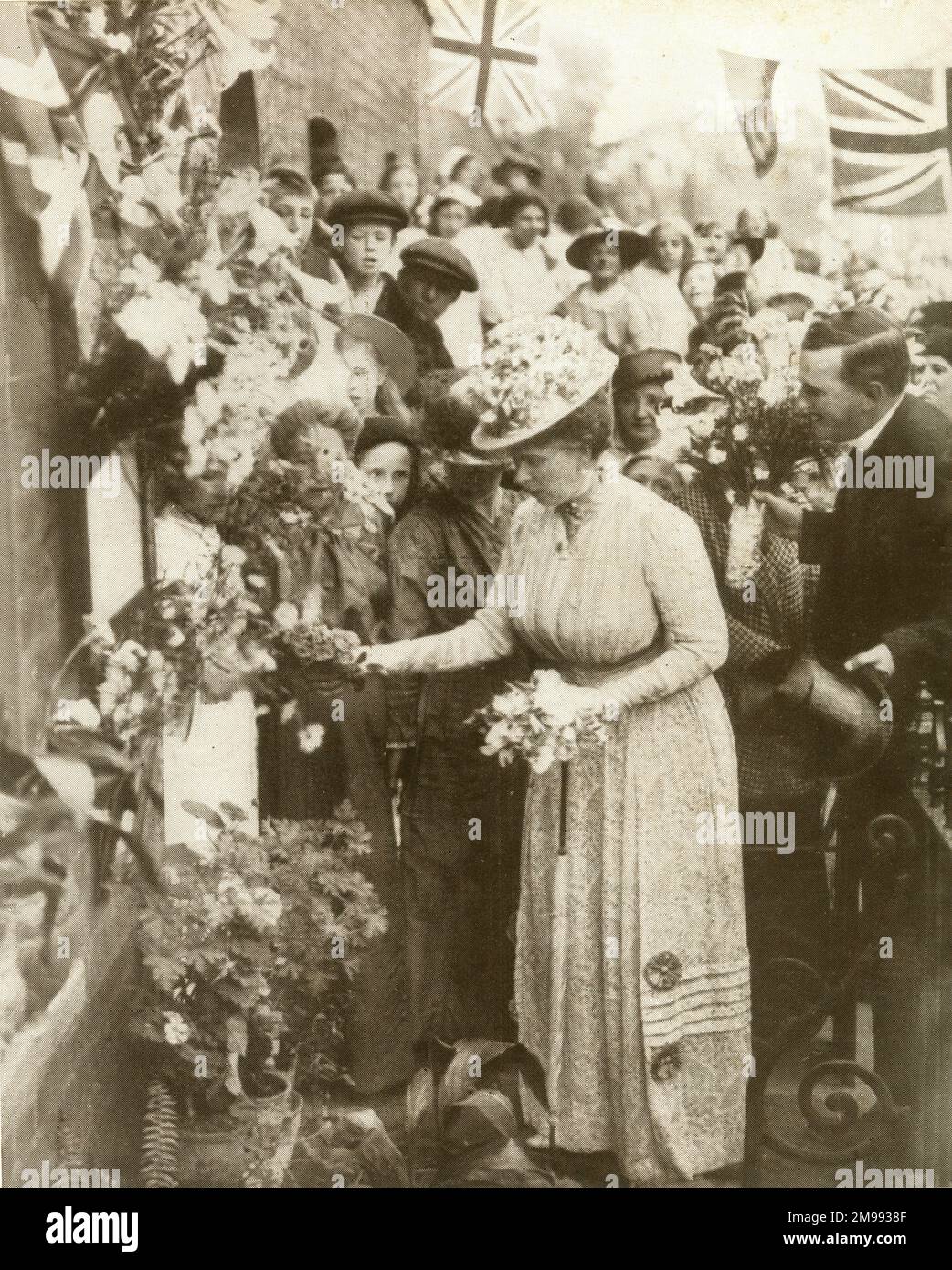 Queen Mary laying flowers at Hackney during the First World War. Stock Photo