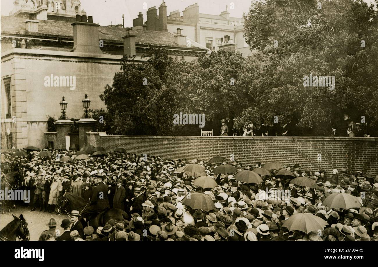 Proclamation of Peace at St James's Palace, London, with Queen Alexandra watching from the wall of Marlborough House. Stock Photo