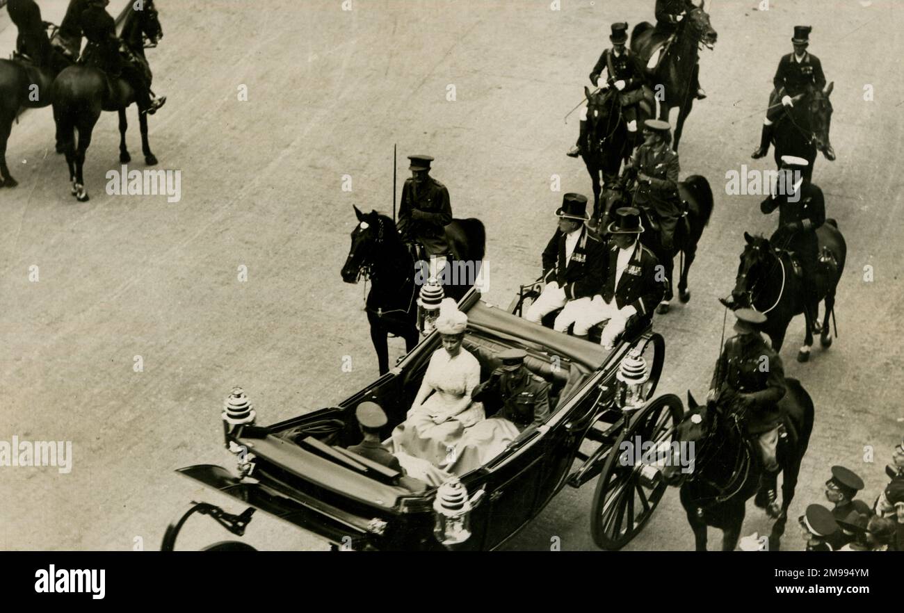 King George V and Queen Mary driving through St Paul's Churchyard, London, on the occasion of their Silver Wedding in July 1918. Stock Photo
