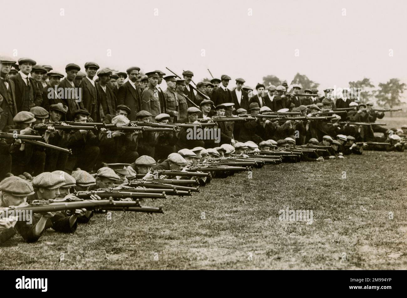 Kitchener's army - recruits at Lincoln Racecourse, being taught to use rifles, 4 September 1914, First World War. Stock Photo