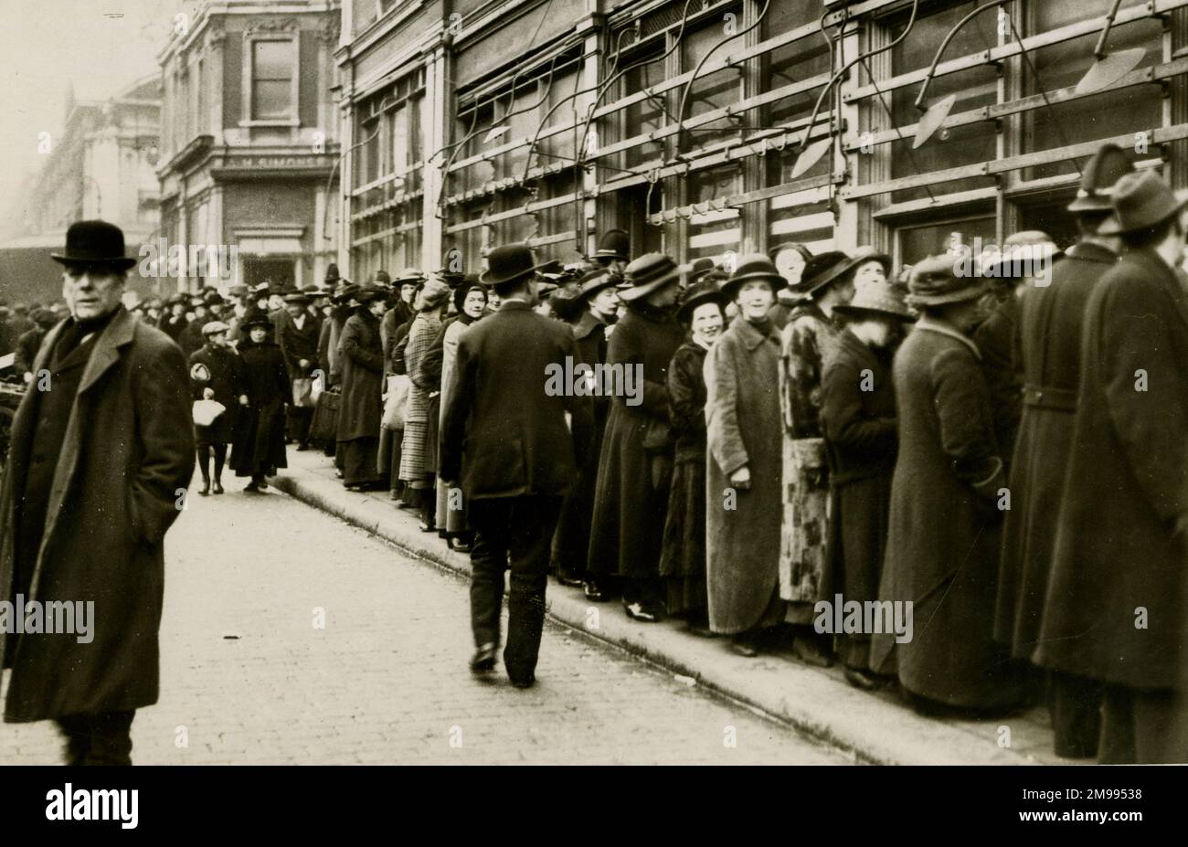 Food shortage queues at Smithfield Meat Market, London, 1918, towards the end of the First World War. Stock Photo