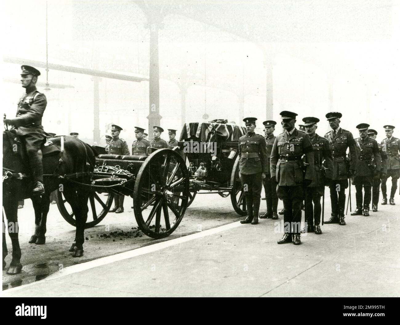Gun carriage flanked by soldiers, with a flag-draped coffin, during the funeral of the Unknown Warrior, brought from France, via Dover and Victoria Station, for a service and burial in Westminster Abbey, London. Stock Photo