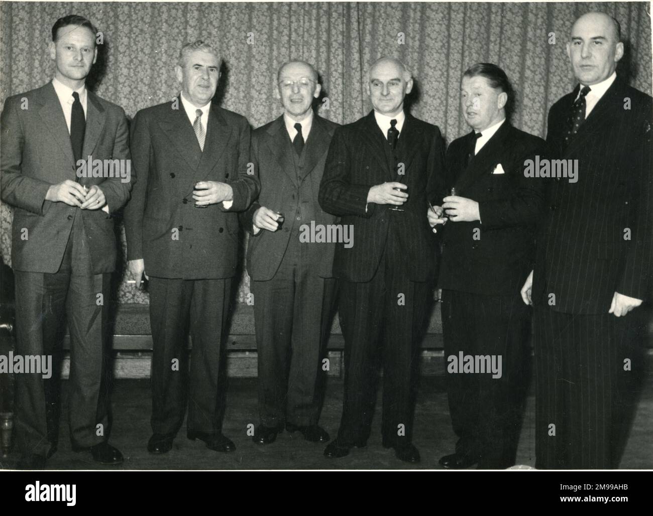 The first Royal Aeronautical Society Mitchell Memorial Lecture was given by Joe Smith, CBE, FRAeS, at the University of Southampton on 21 January 1954. From left: Dr Gordon Mitchell, AM Sir John N. Boothman, Sir William Farren, RAeS President; Joe Smith, Chief Designer, Vickers-Armstrongs, Supermarine Works; AVM S.N. Webster and AVM R.L.R. Atcherley. Stock Photo