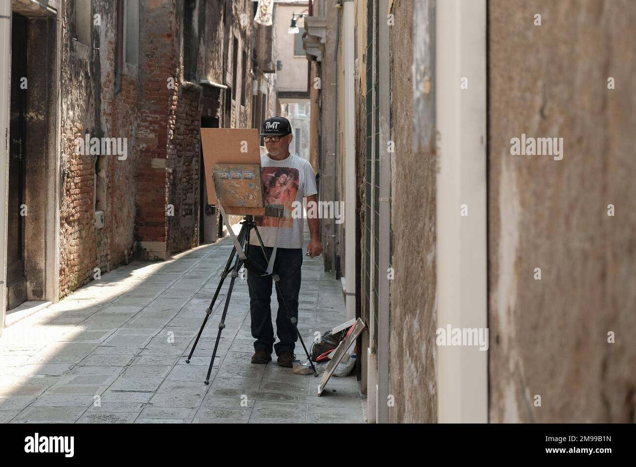 Artist in a small backstreet in Venice Stock Photo