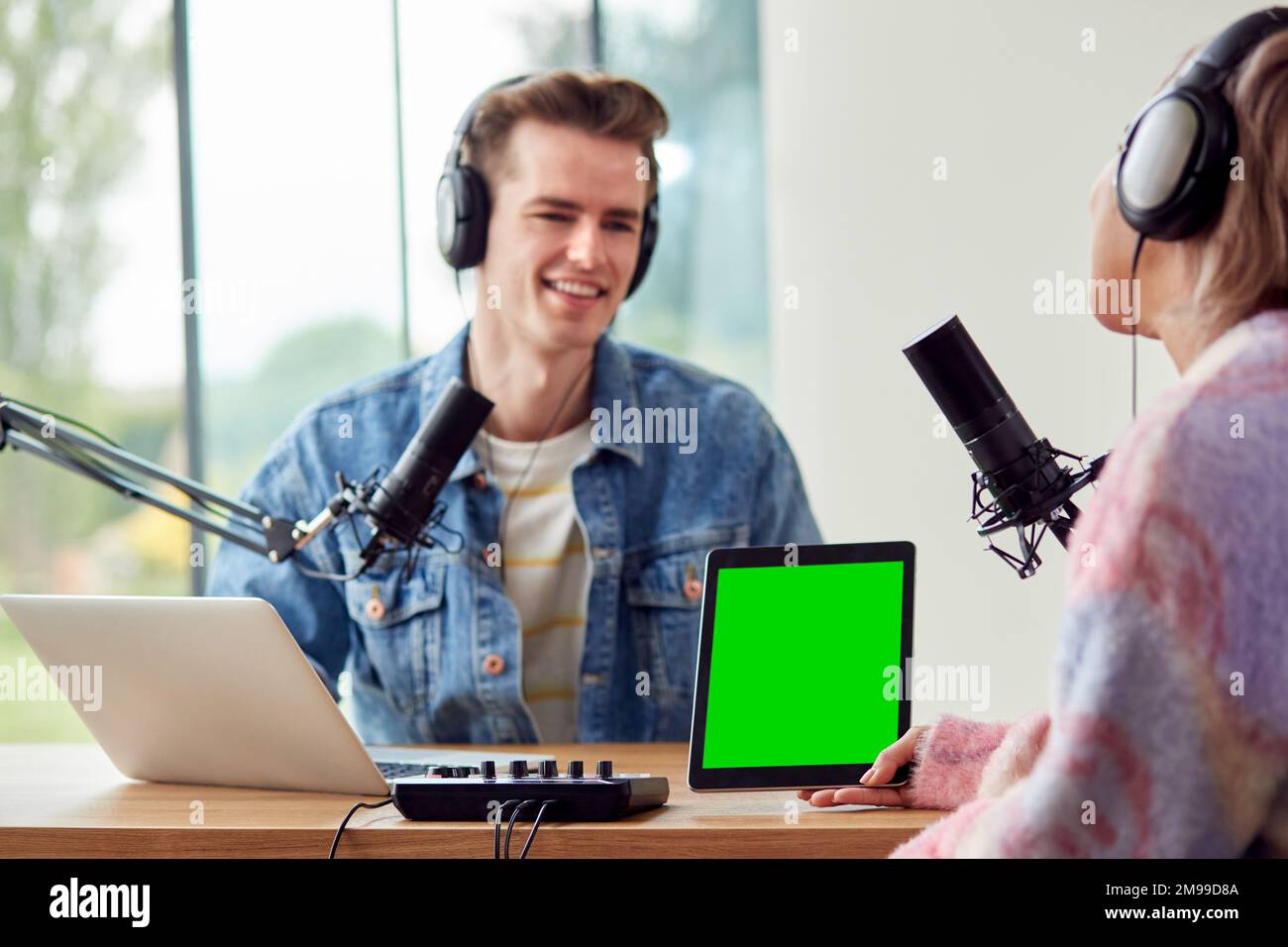 Broadcasting Horizontal Green screen live streaming horizontal hi-res stock photography and ...