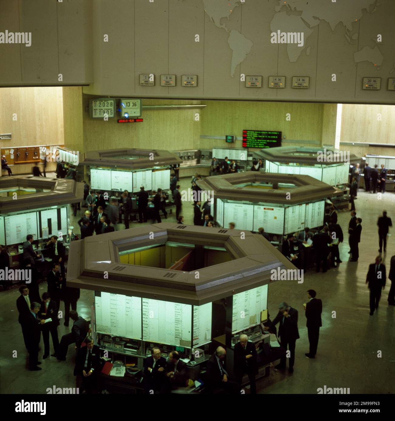 London stock exchange floor hi-res stock photography and images - Alamy