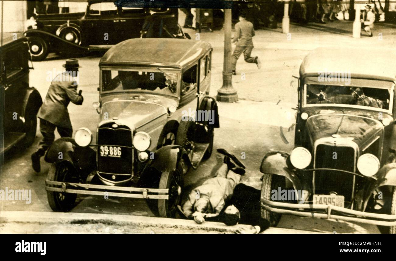 The FBI Story, Pretty Boy Floyd gang of bank robbers ambush FBI men in Chicago, USA (still image from a 1959 film of actual 1930s events). Stock Photo