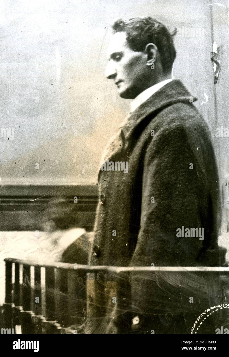 Steinie Morrison (real name Alexander Petropavloff, 1880-1911), professional burglar, in the dock during his trial for the murder of Leon Beron (1880-1911). Beron was a Russian Jew, property owner and slum landlord in Stepney, East London. He was stabbed to death and robbed on 1 January 1911.  Morrison was tried and convicted, though he always protested his innocence. The two men knew each other as they both frequented the Warsaw restaurant in Osborn Street, Whitechapel. Stock Photo