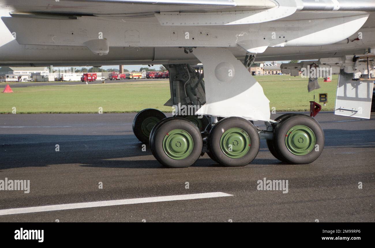 Farnborough 92 - Tupolev Tu-22M-3 (unmarked) (msn 12112347) Detail of the starboard main undercarriage leg, with the starboard wing-glove weapons pylon Stock Photo