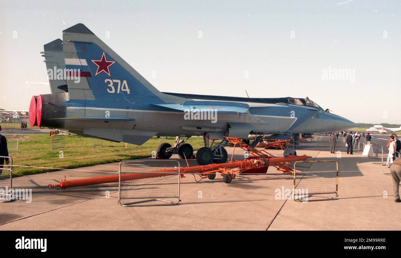 Farnborough 92 - Mikoyan MiG-31B 'White 374' Stock Photo - Alamy