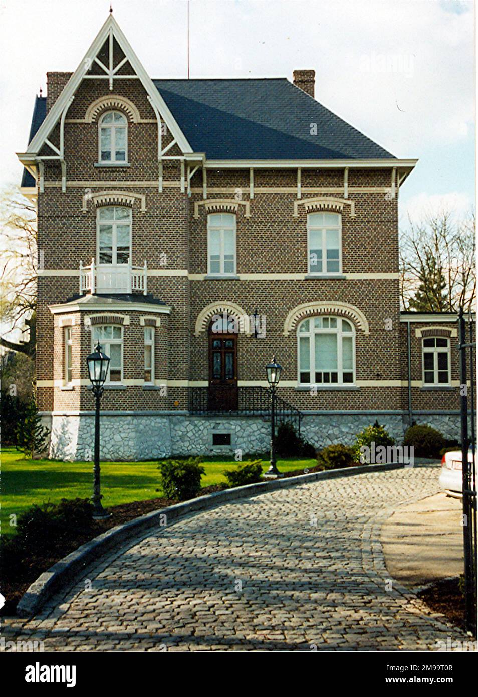 On 9 September 1944 Zonhoven was liberated by the Allies, and from 12 November to 7 February 1945 Montgomery made his HQ here in the home of the local physician, Dr Armand Peeters. It was called 'Villa Magda' and shows a bronze plaque just inside the railings at the entrance which commemorates the Field-Marshal's stay and the fact that his cocker-spaniel named 'Rommel', died here. The animal had been Monty's faithful companion from Normandy to Holland but had been run over on 18th December 1944 and was buried in the garden. The white headstone marking the grave has been stolen. General Eisen Stock Photo