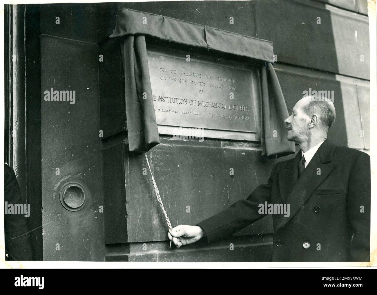 Photograph of Lord Dudley Gordon unveiling a plaque commemorating the founding of IMechE on the site. At the time, being the Curzon Street goods offices of the London Midland Region. Stock Photo
