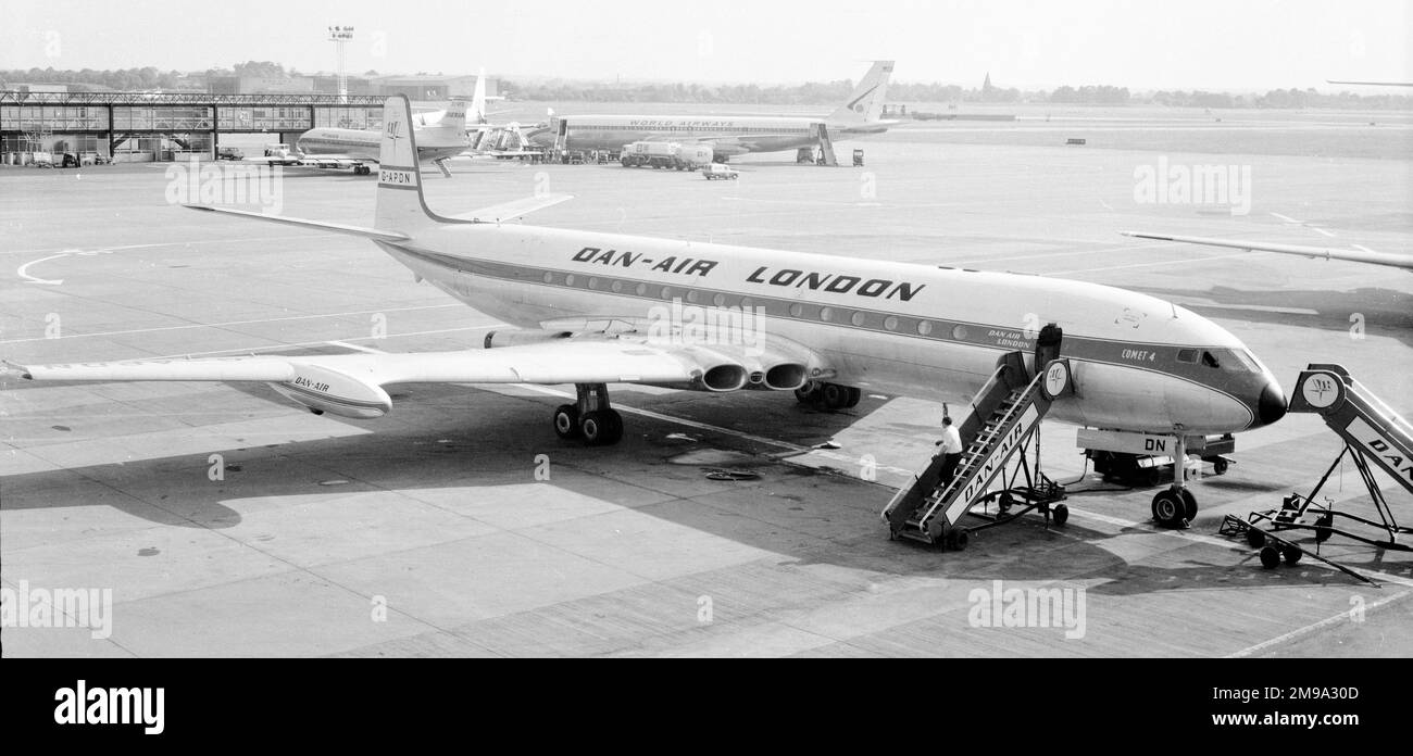 De havilland comet 4c Black and White Stock Photos & Images - Alamy