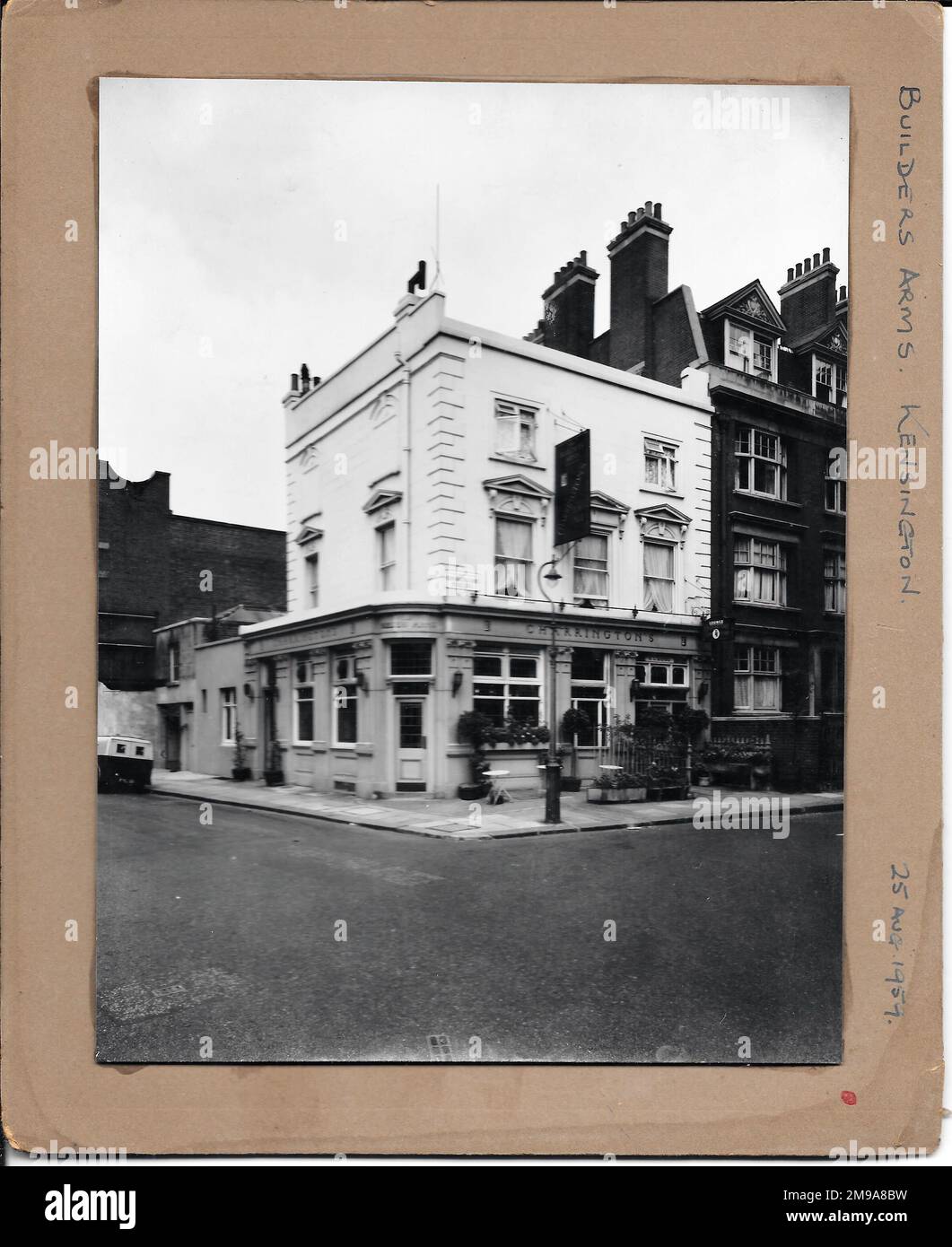 Photograph of Builders Arms, Kensington, London. The main side of the print (shown here) depicts: Corner on view of the pub.  The back of the print (available on request) details: Nothing for the Builders Arms, Kensington, London W8 5BJ. As of July 2018 . Castle (Mitchells & Butlers) Stock Photo