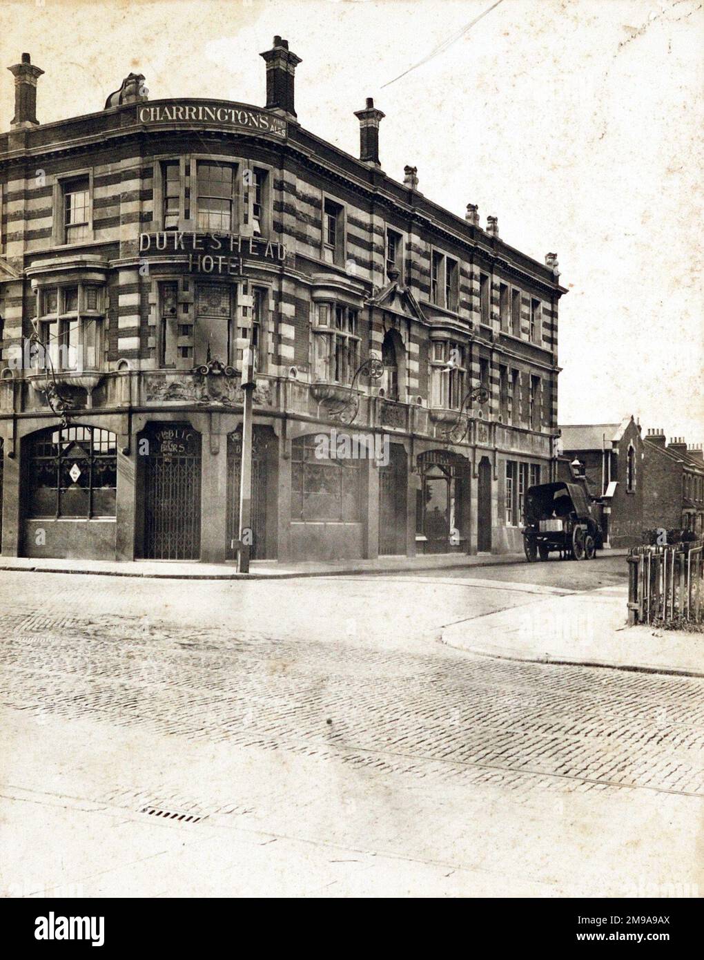 Photograph of Dukes Head Hotel, East Ham, London. The main side of the print (shown here) depicts: Corner on view of the pub.  The back of the print (available on request) details: Nothing for the Dukes Head Hotel, East Ham, London E6 2LW. As of July 2018 . Became Empire Events Venue.  Owner Standwood Taverns Stock Photo