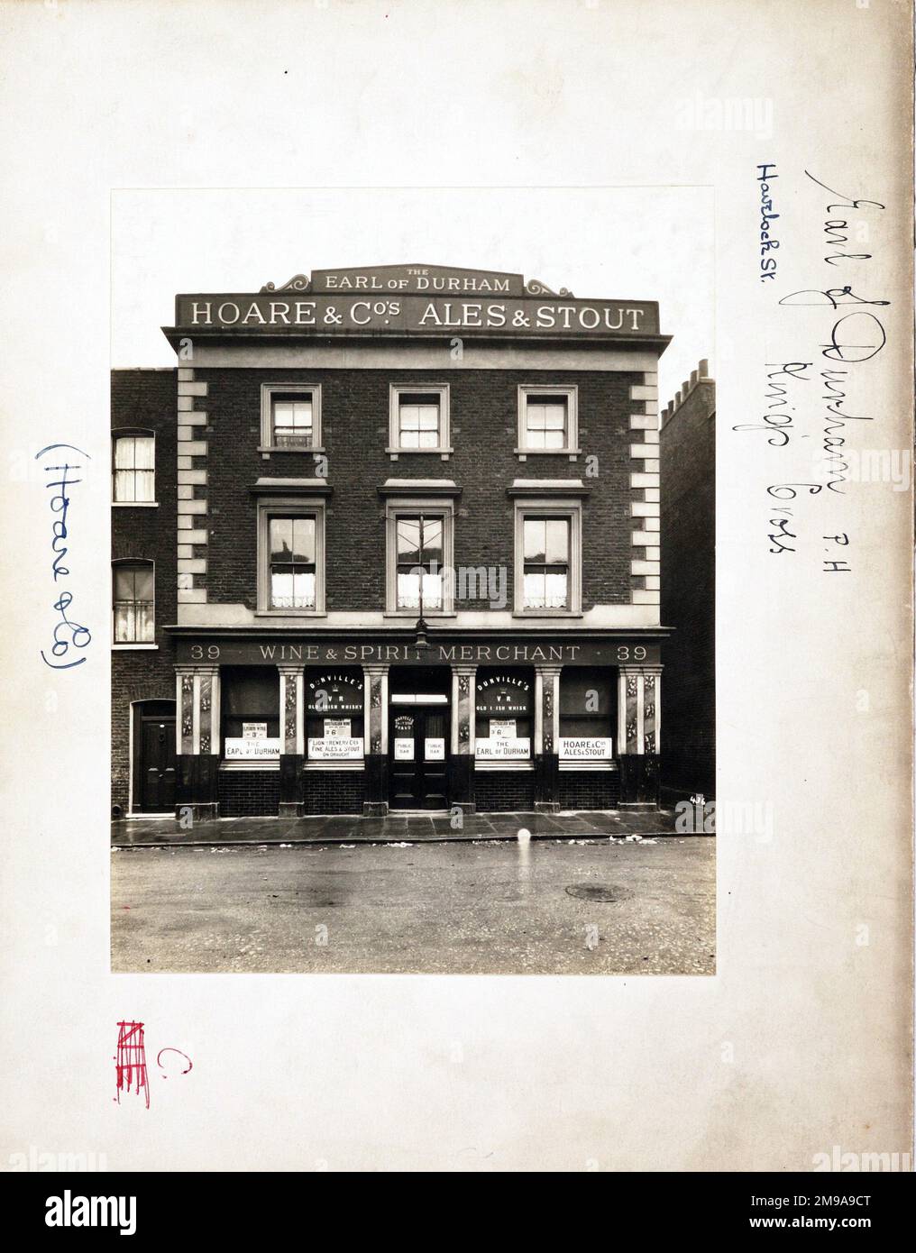 Photograph of Earl Of Durham PH, Kings Cross, London. The main side of the print (shown here) depicts: Face on view of the pub.  The back of the print (available on request) details: Trading Record 1934 . 1961 for the Earl Of Durham, Kings Cross, London N1 0DA. As of July 2018 . Closed and demolished Stock Photo