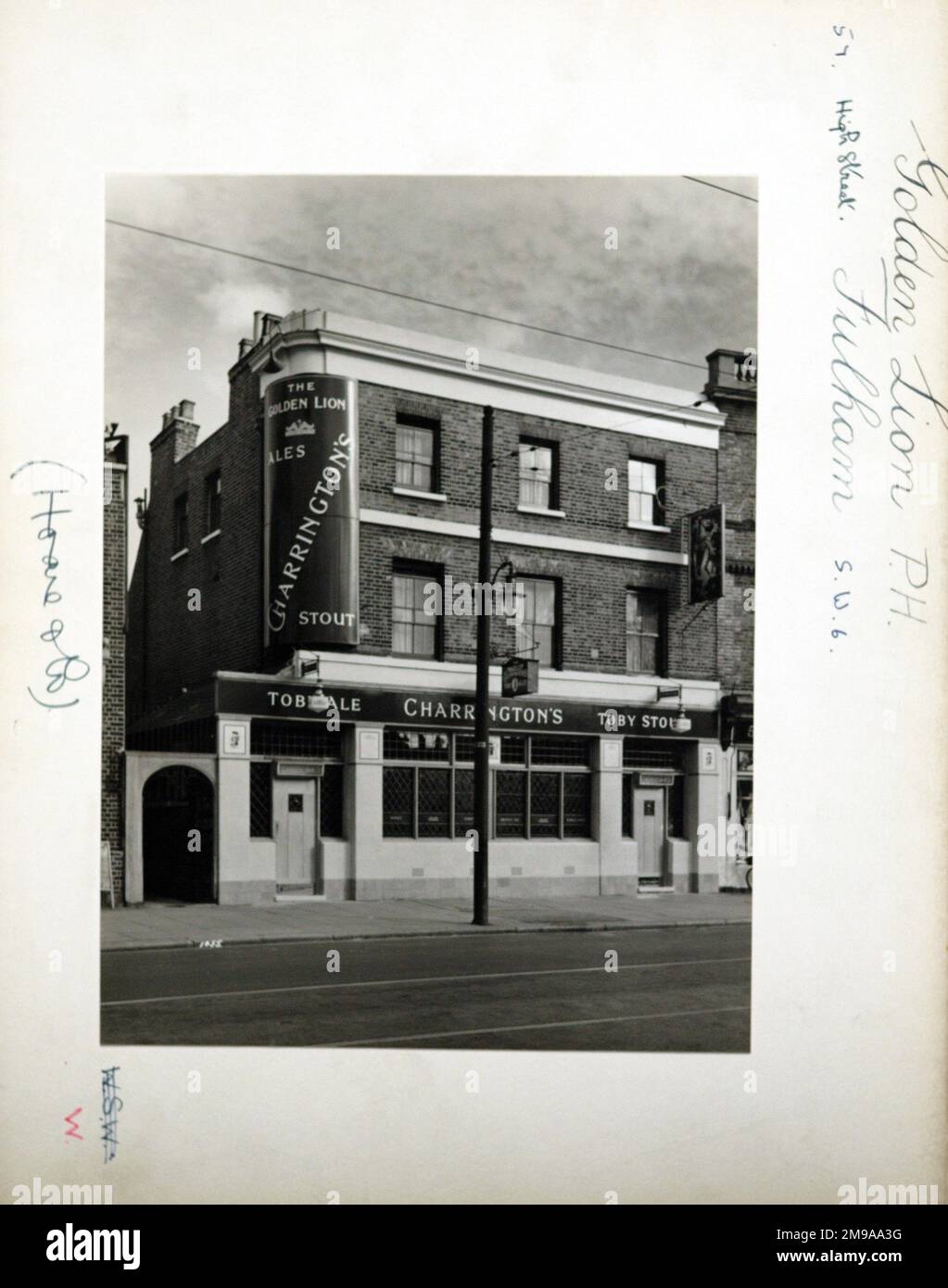 Photograph of Golden Lion PH, Fulham, London. The main side of the print (shown here) depicts: Left Face on view of the pub.  The back of the print (available on request) details: Nothing for the Golden Lion, Fulham, London SW6 3JJ. As of July 2018 . Oak Tree (Mitchells & Butlers) Stock Photo