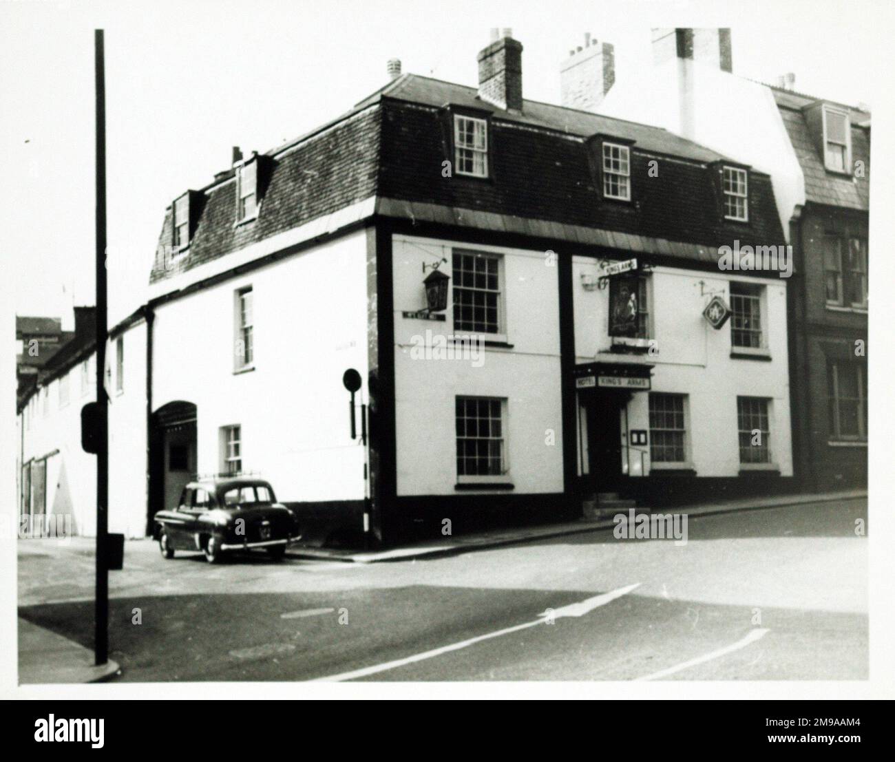 Photograph of Kings Arms Hotel, Blandford, Dorset. The main side of the print (shown here) depicts: Corner on view of the pub.  The back of the print (available on request) details: Publican ID for the Kings Arms Hotel, Blandford, Dorset DT11 7BE. As of July 2018 . Star (Heineken UK) Stock Photo
