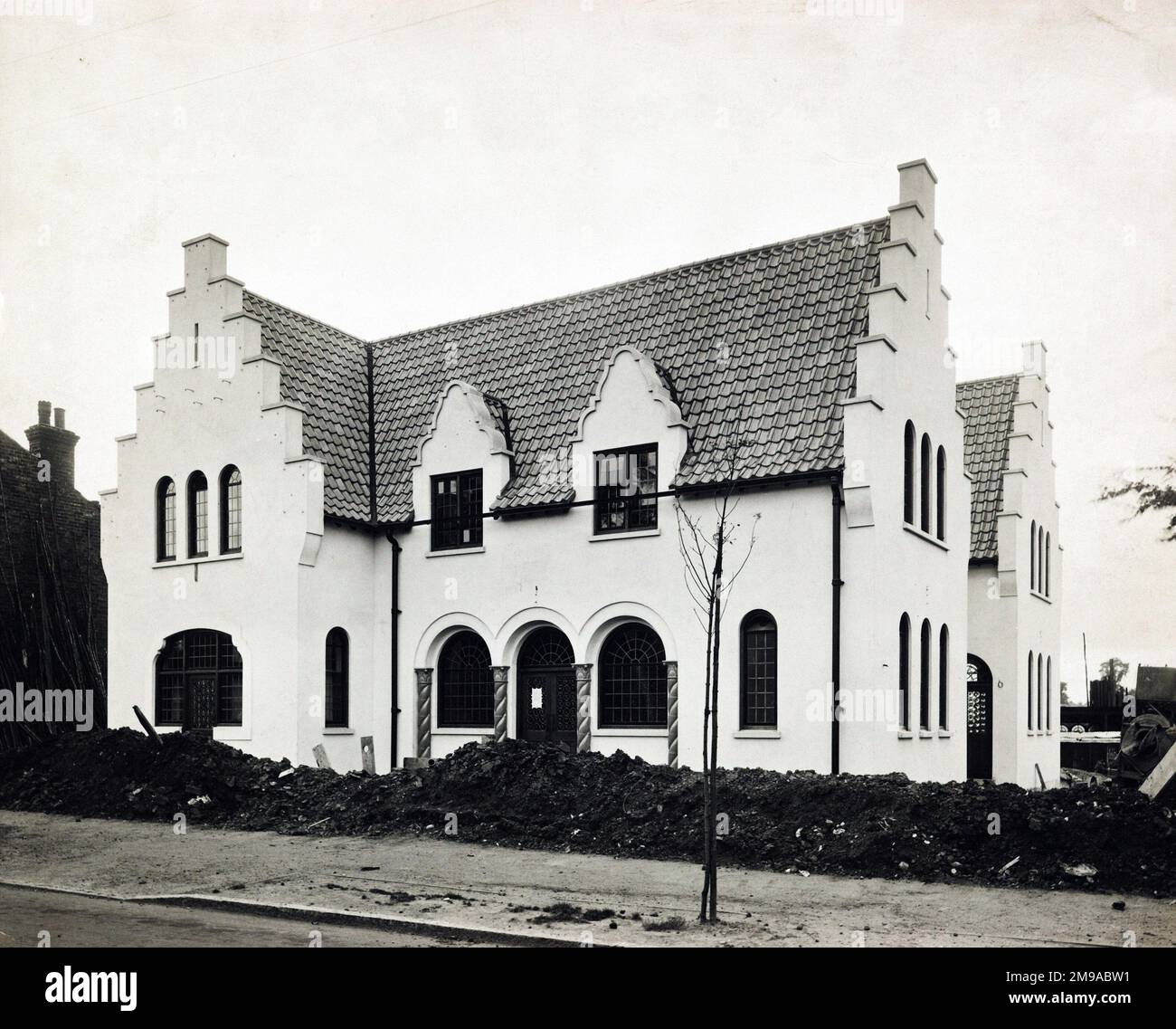 Photograph of Plough PH, West Sutton, Surrey. The main side of the