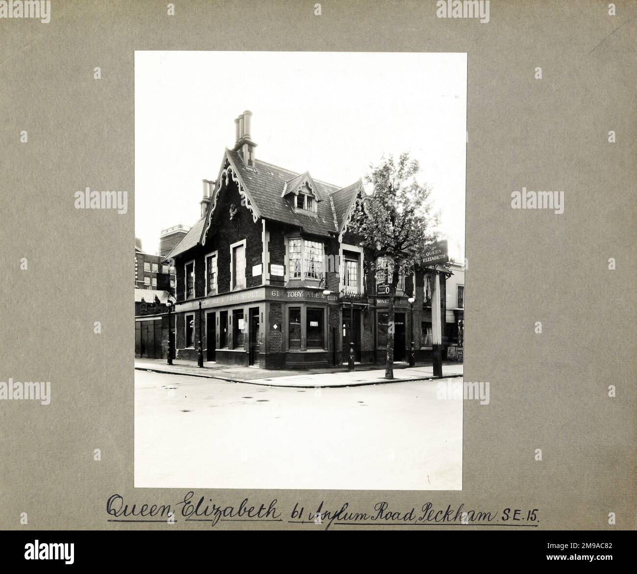 Photograph of Queen Elizabeth PH, Peckham, London. The main side of the print (shown here) depicts: Corner on view of the pub.  The back of the print (available on request) details: Nothing for the Queen Elizabeth, Peckham, London SE15 2RJ. As of July 2018 . Closed and demolished Stock Photo