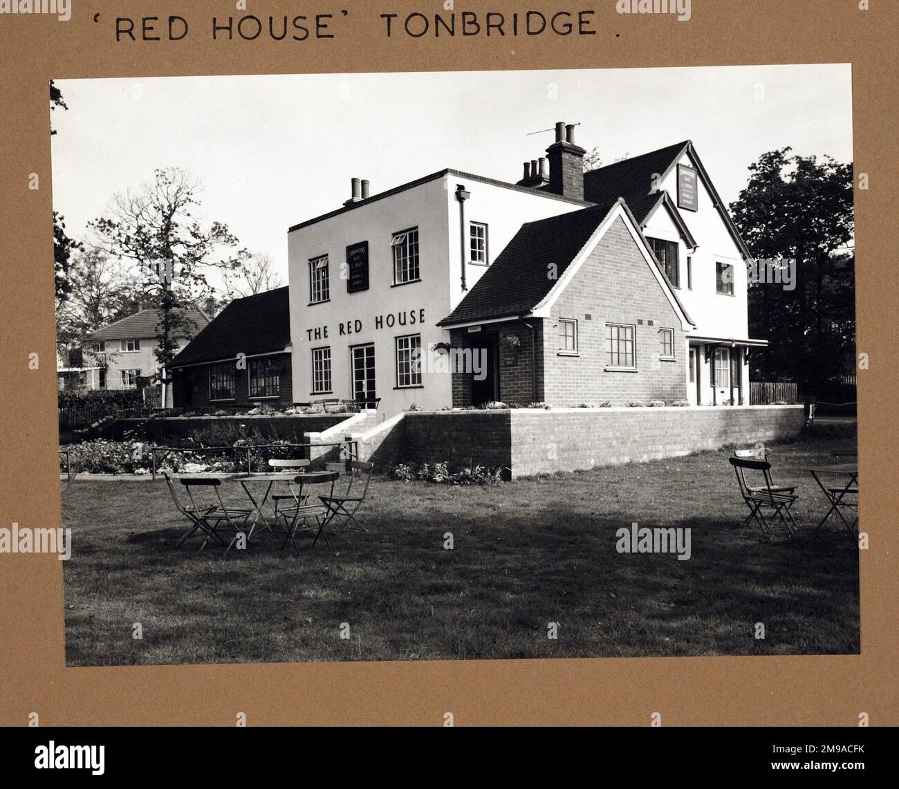 Photograph of Red House PH, Tonbridge, Kent. The main side of the print (shown here) depicts: Right face on view of the pub.  The back of the print (available on request) details: Nothing for the Red House, Tonbridge, Kent TN10 4JG. As of July 2018 . Closed March 2010 . demolished now housing. Stock Photo