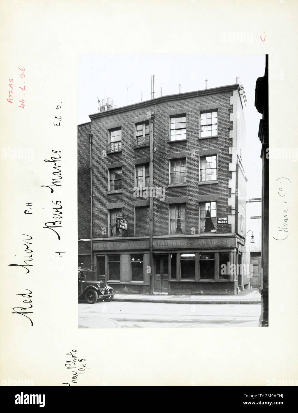 Photograph of Red Lion PH, Houndsditch (Old), London. The main side of the print (shown here) depicts: Face on view of the pub.  The back of the print (available on request) details: Trading Record 1937 . 1961 for the Red Lion, Houndsditch (Old), London EC3A 7BD. As of July 2018 . Demolished with a pub of the same name built nearby on the same block. Rebuilt in 1965 at 31.36 Houndsditch renamed O'Neill's, White Horse (2008) now The Lion (2016). Owner . Nice Bars Stock Photo