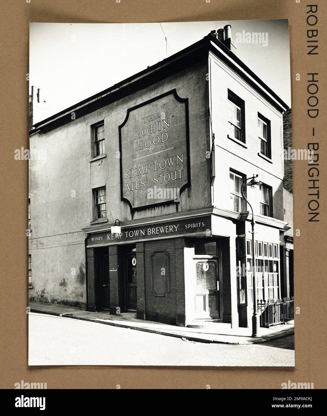 Photograph of Robin Hood PH, Brighton, Sussex. The main side of the print (shown here) depicts: Corner on view of the pub.  The back of the print (available on request) details: Nothing for the Robin Hood, Brighton, Sussex BN1 2PF. As of July 2018 . Brakspear Pub Co Stock Photo