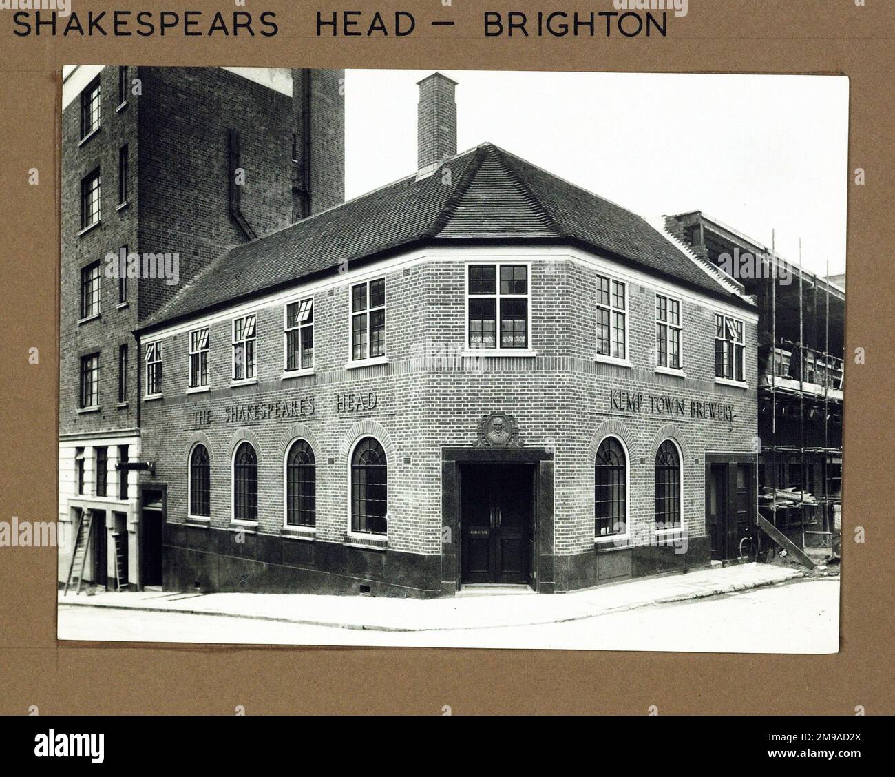 Photograph of Shakespeares Head PH, Brighton, Sussex. The main side of the print (shown here) depicts: Corner on view of the pub.  The back of the print (available on request) details: Nothing for the Shakespeares Head, Brighton, Sussex BN1 3TP. As of July 2018 . Drinkinbrighton Stock Photo
