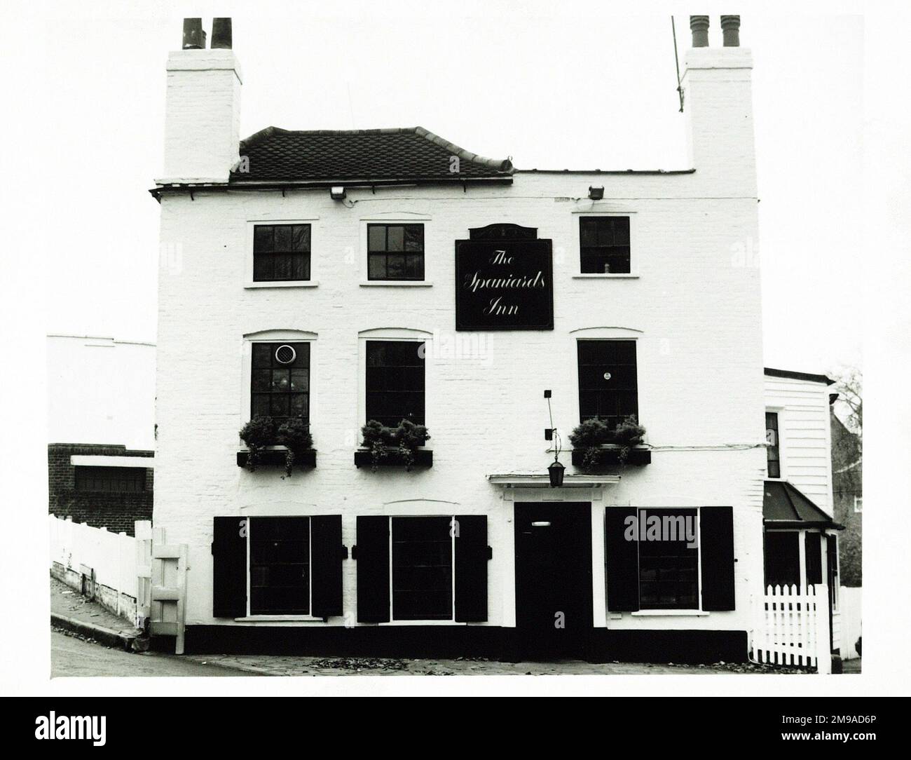 Photograph of Spaniards Inn, Hampstead, London. The main side of the print (shown here) depicts: Face on view of the pub.  The back of the print (available on request) details: Nothing for the Spaniards Inn, Hampstead, London NW3 7JJ. As of July 2018 . Castle (Mitchells & Butlers) Stock Photo