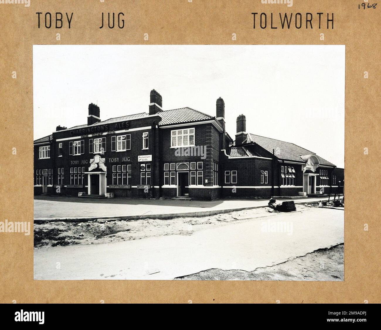 Photograph of Toby Jug PH, Tolworth, Greater London. The main side of the print (shown here) depicts: Right face on view of the pub.  The back of the print (available on request) details: Nothing for the Toby Jug, Tolworth, Greater London KT6 7LW. As of July 2018 . Demolished site left vacant Stock Photo