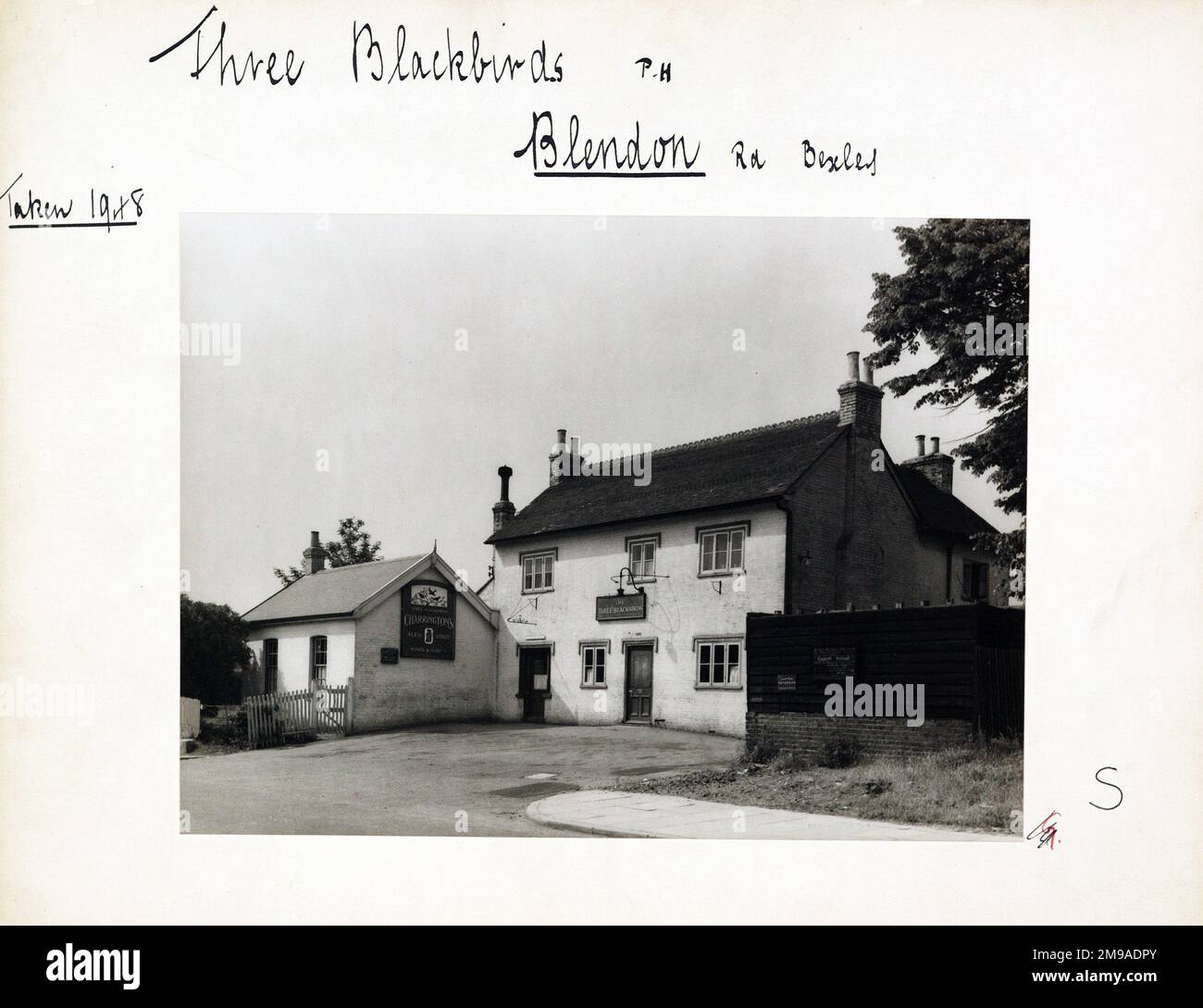 Photograph of Three Blackbirds PH, Bexley, Greater London. The main side of the print (shown here) depicts: Right face on view of the pub.  The back of the print (available on request) details: Trading Record 1943 . 1961 for the Three Blackbirds, Bexley, Greater London DA5 1BX. As of July 2018 . Sizzling Pubs (Mitchells & Butlers) Stock Photo