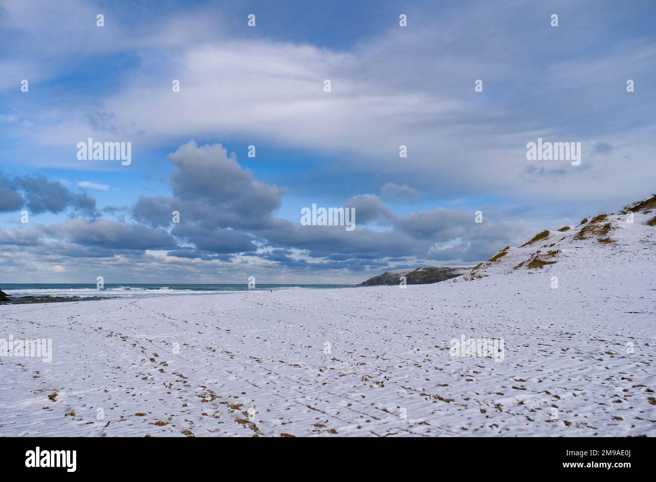 Holywell bay, Cornwall, UK. 17th Jan 2023. UK Weather..  Much of west Cornwall was hit by heavy snow overnight, resulting in snow on the beach at Holywell bay near Newquay today. Credit Simon Maycock / Alamy Live News. Stock Photo