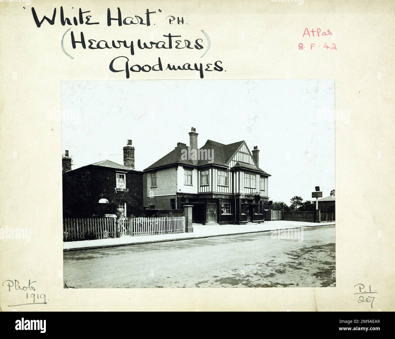 Photograph of White Hart PH, Goodmayes, Greater London. The main side of the print (shown here) depicts: Left Face on view of the pub.  The back of the print (available on request) details: Trading Record 1913 . 1931 for the White Hart, Goodmayes, Greater London IG3 9RP. As of July 2018 . Closed for an extended period, then demolished. Stock Photo