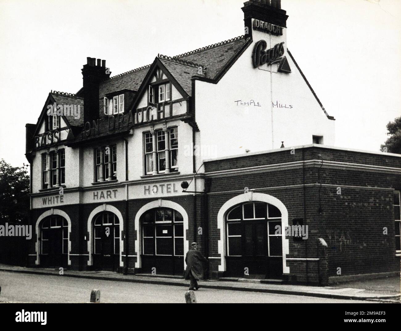 Photograph of White Hart Hotel, Leyton, London. The main side of the print (shown here) depicts: Right face on view of the pub.  The back of the print (available on request) details: Nothing for the White Hart Hotel, Leyton, London E15 2DA. As of July 2018 . Demolished 1995 Stock Photo