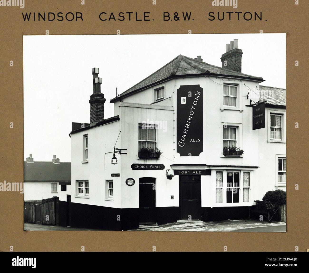 Photograph of Windsor Castle PH, Sutton, Surrey. The main side of the print (shown here) depicts: Left Face on view of the pub.  The back of the print (available on request) details: Nothing for the Windsor Castle, Sutton, Surrey SM1 4BY. As of July 2018 . Fullers pub Stock Photo