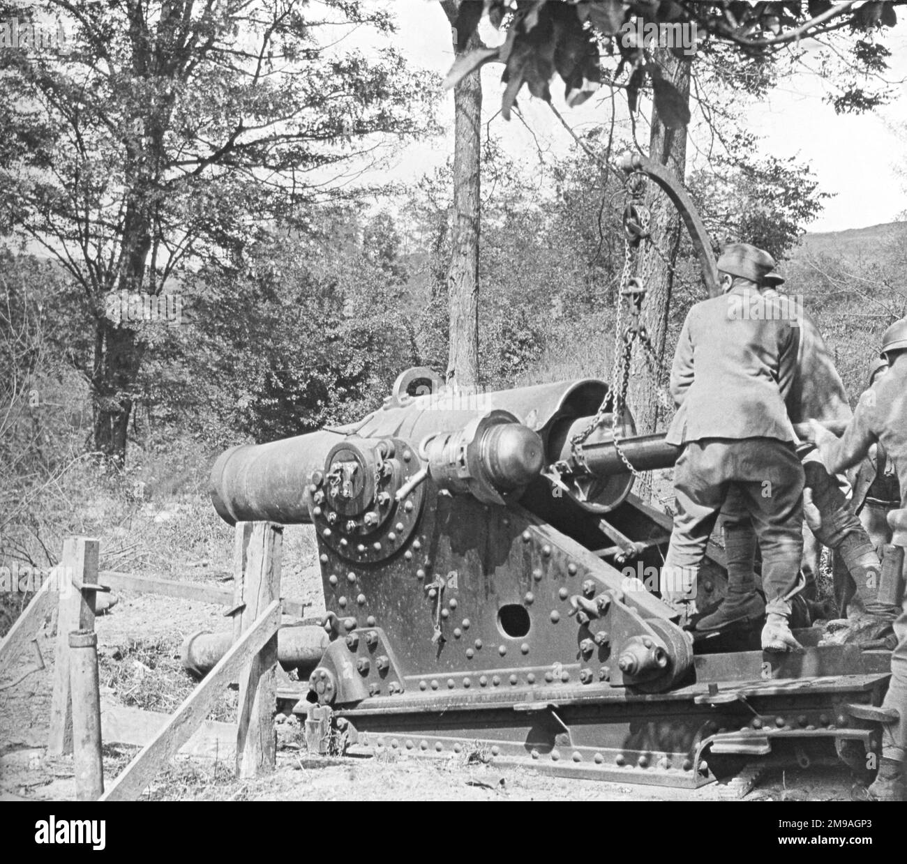 A Mortier de 270 mm modele 1885 being loaded at the Bois de Givry south of Auxerre. (The RH image of a stereo pair arranged for a crossed eye viewer, where the left eye sees the image on the right and vice cersa) Stock Photo