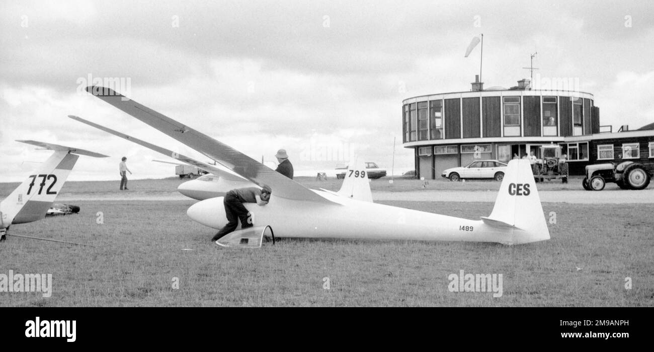 Schleicher K-6E CES (msn 4220, BGA 1489), at the London Gliding Club on Dunstable Downs, in front on the design award winning Clubhouse, for a regional gliding competition in the 1980s. Stock Photo