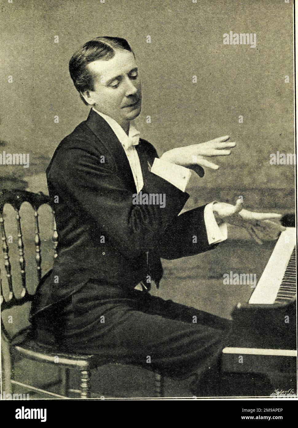 Comedian musician hi-res stock photography and images - Alamy