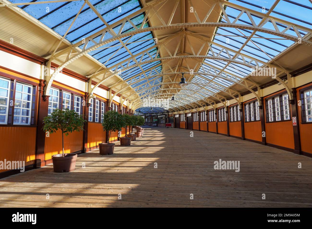 Covered walkway from the railway station at Wemyss Bay to the passenger ferry terminal. Ayrshire, Scotland, UK Stock Photo