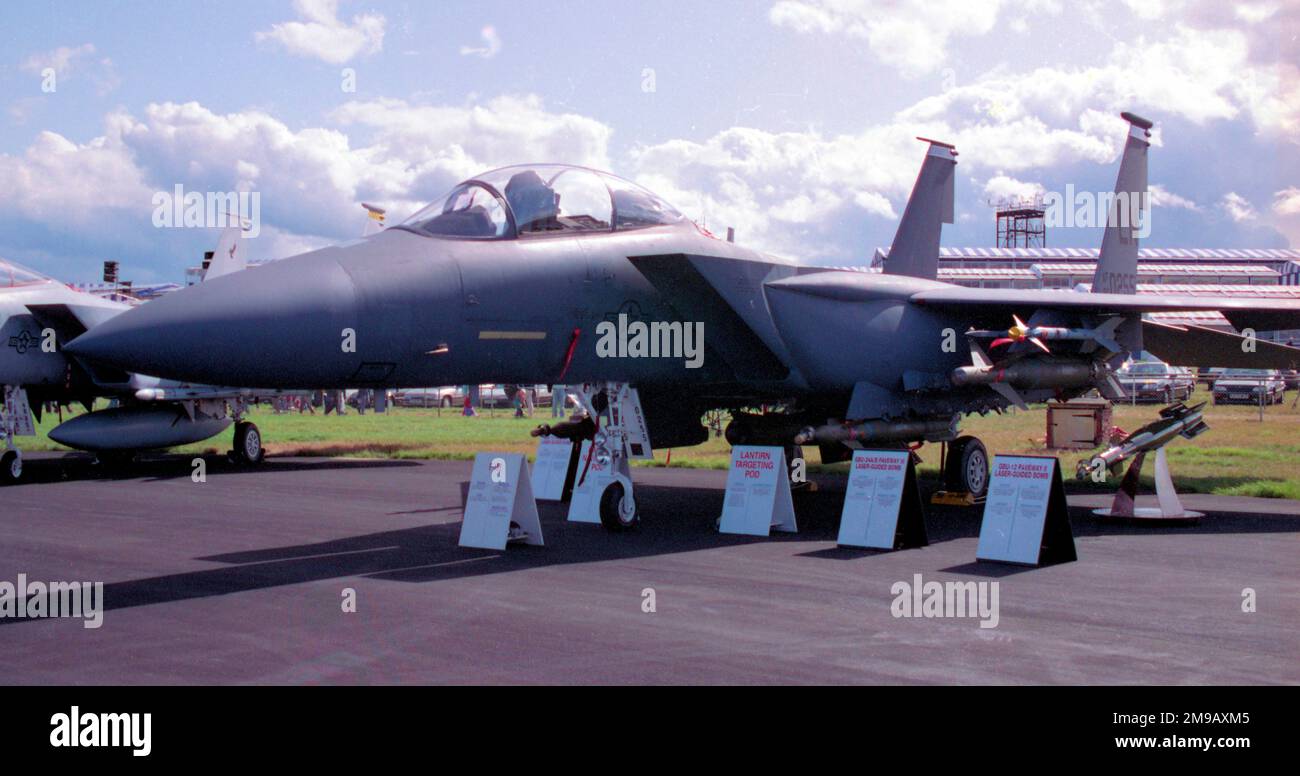 United States Air Force - McDonnell Douglas F-15E 90-0255, at the SBAC Farnborough International Air Show in September 1992. Stock Photo
