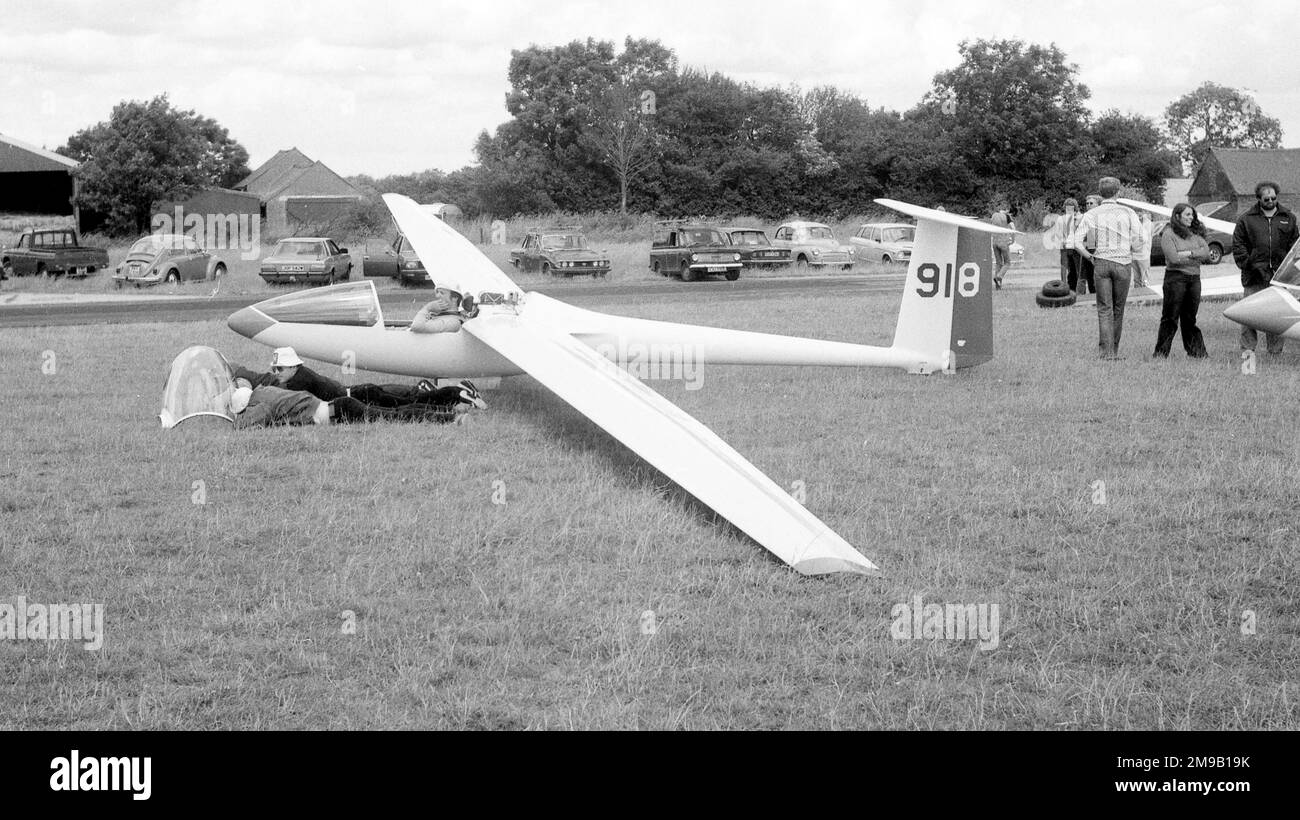 Slingsby T.59F Kestrel 19 '918' (msn 1790, BGA 1683), at a regional gliding competition in the 1980s. The Slingsby Kestrel was a licence-built - developed version of the Glasglugel 401. Stock Photo