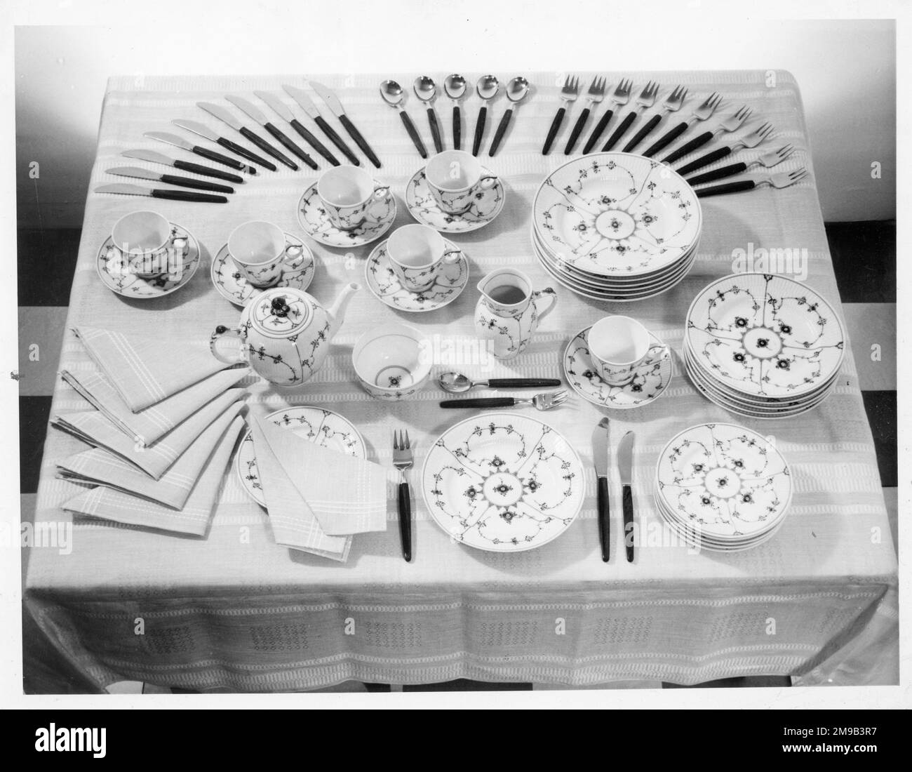 Display Of A China Dinner Service Stock Photo Alamy display-of-a-china-dinner-service-stock-photo-alamy