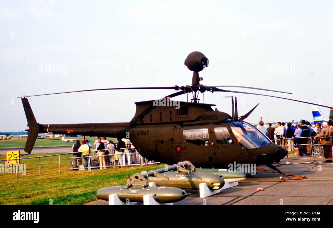 United States Army - Bell OH-58D Kiowa 85-24693 (rebuilt from 71-20695), at the SBAC Farnborough Airshow, held between 31st August-7 September 1986 Stock Photo
