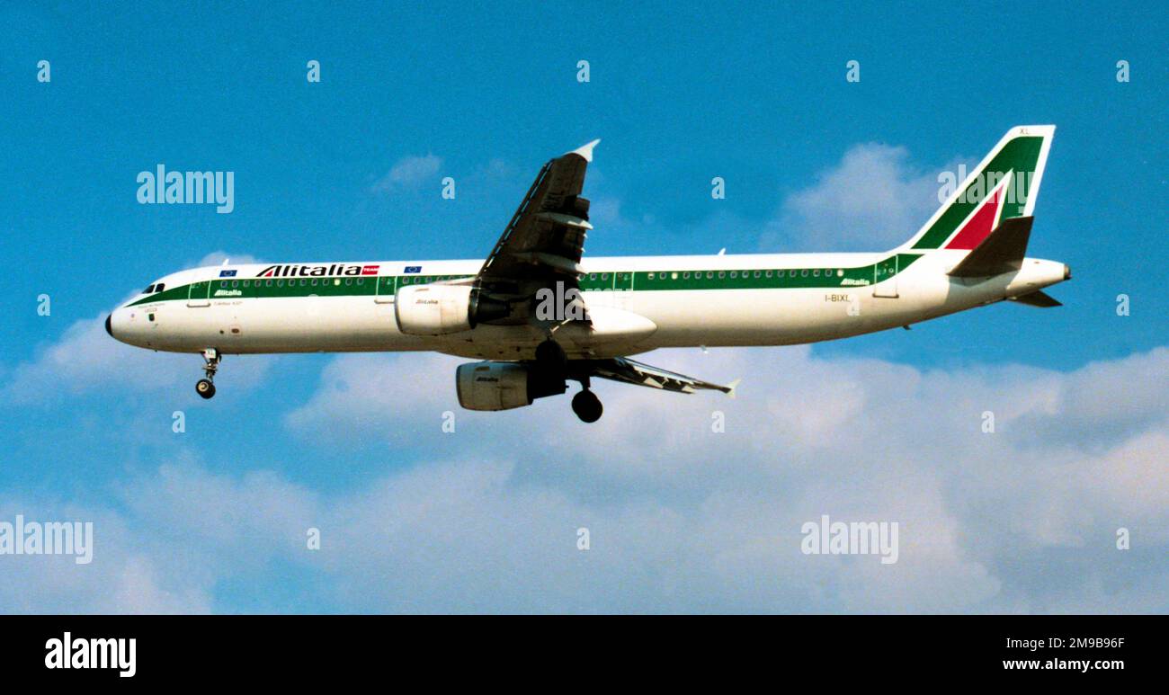 File:Alitalia Airbus A321.JPG - Wikimedia Commons