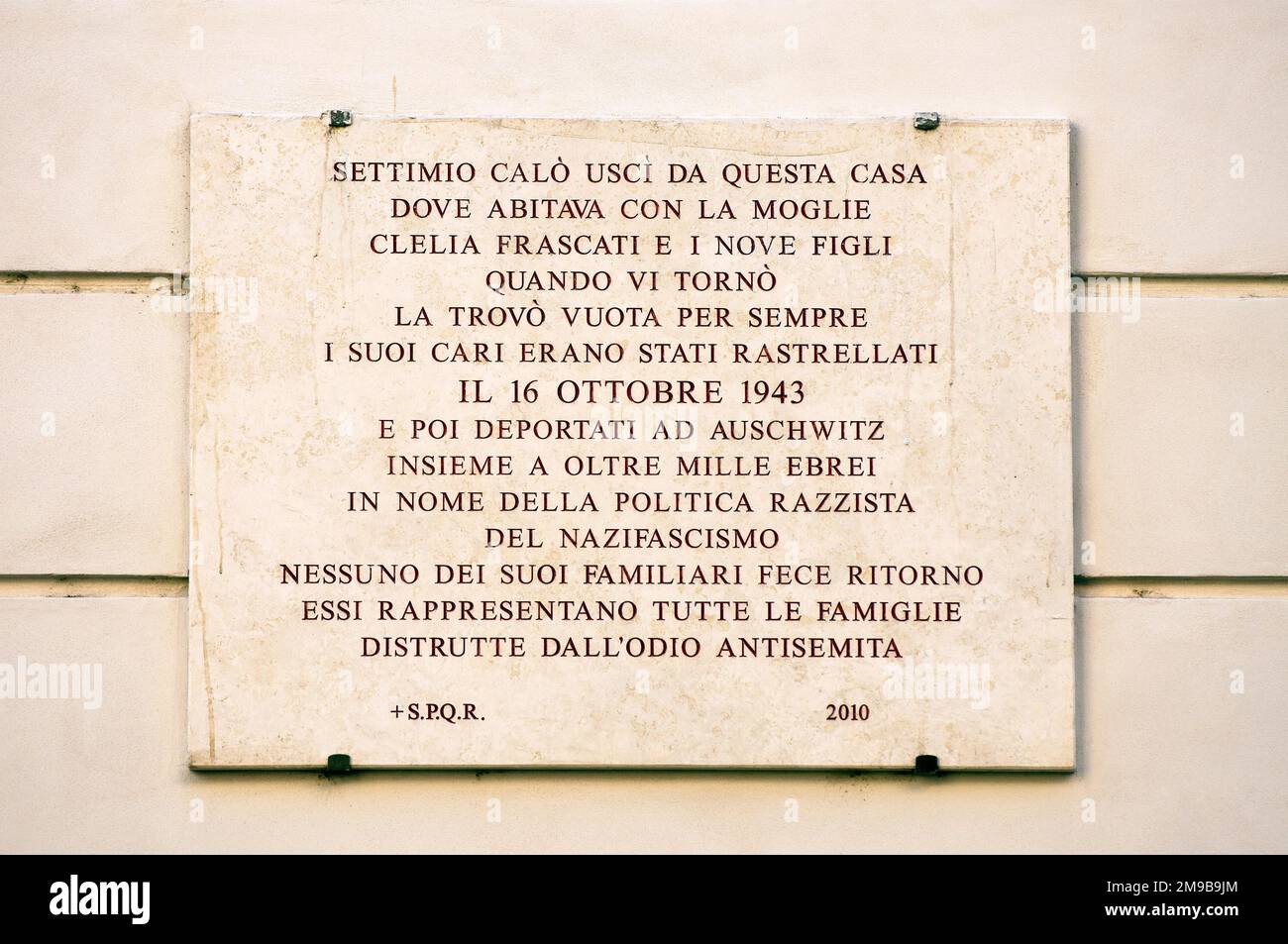 Commemorative plaque for Settimio Calò family, deported to Auschwitz on 16 october 1943, Via del Portico d'Ottavia, Jewish Ghetto, Rome, Italy Stock Photo