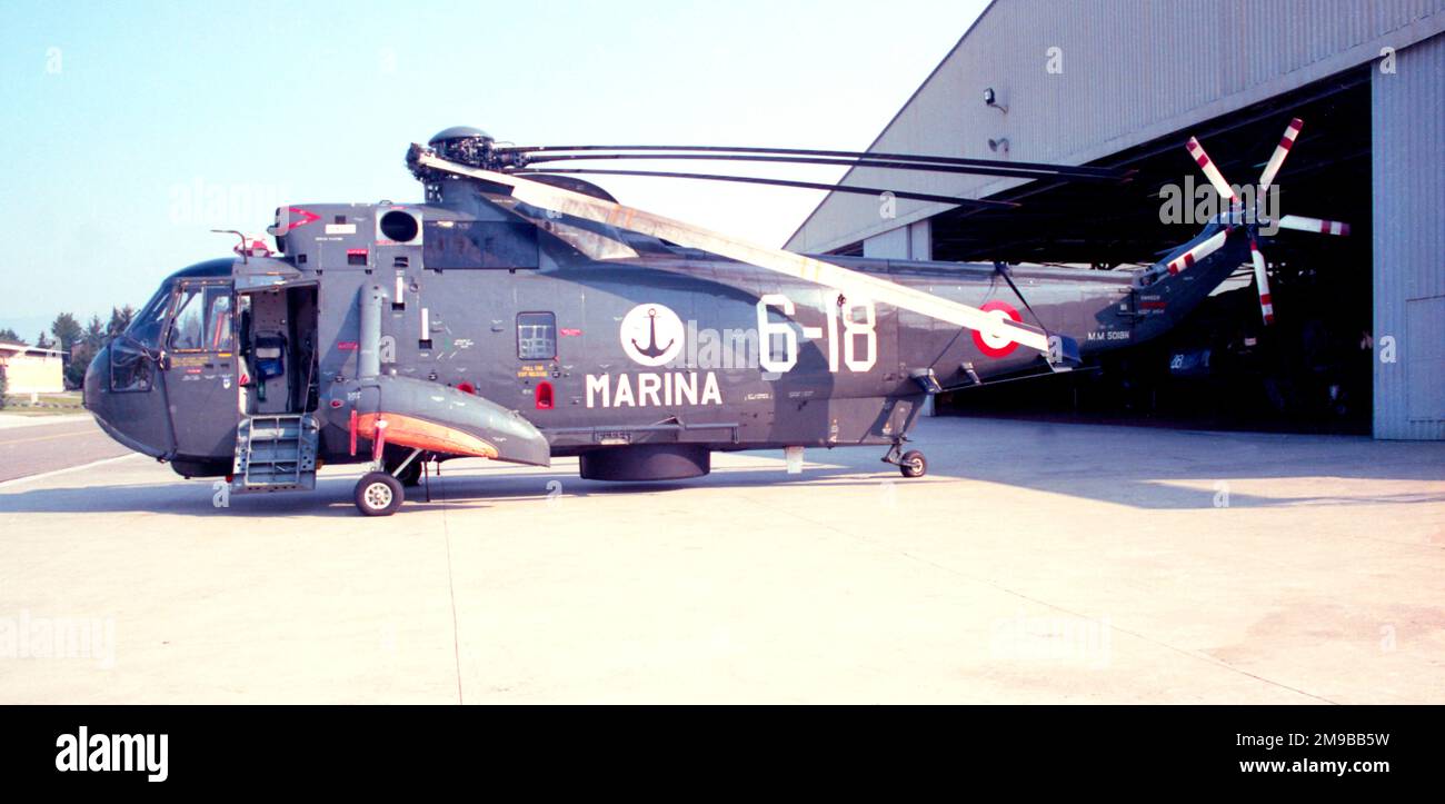 Aviazione Navale - Sikorsky SH-3D Sea King MM5019N / 6-18 (msn 6016), in the hangar at Luni Naval Air Base on 31 March 1998. (Aviazione Navale - Italian Navy Aviation) Stock Photo