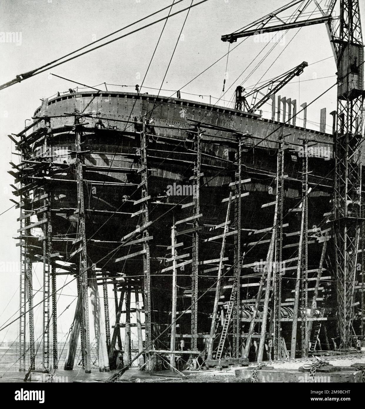 The construction of RMS Queen Mary attracts sightseers to the River Clyde Stock Photo