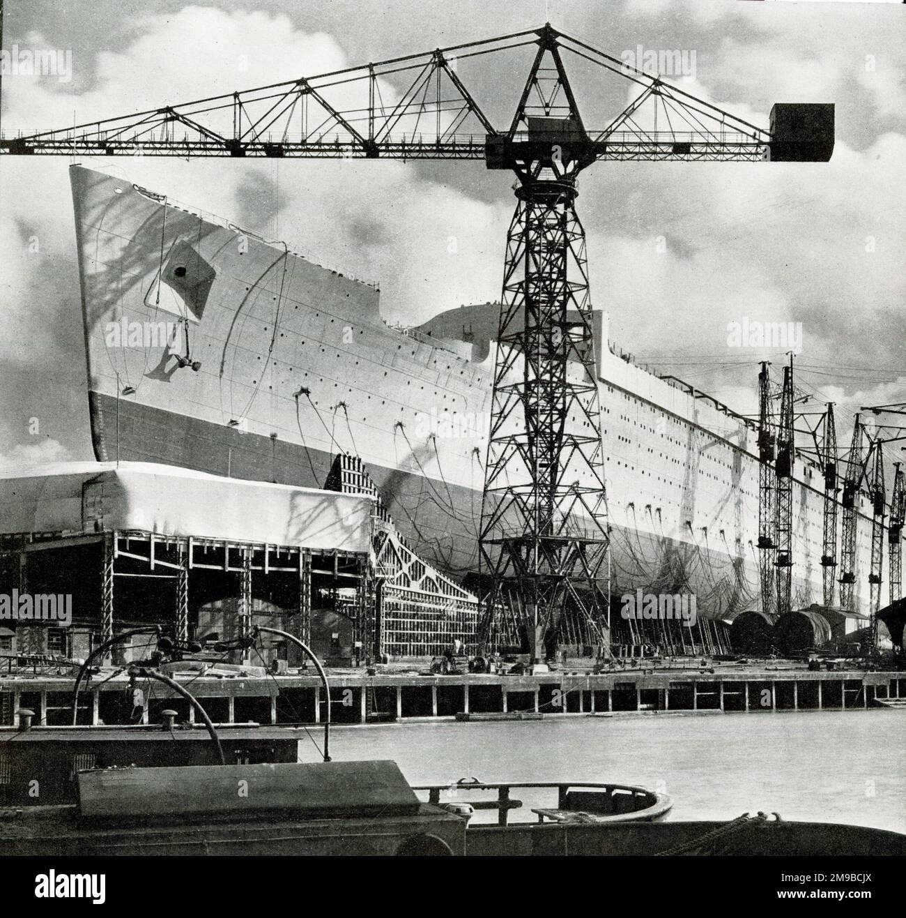 RMS Queen Mary ready to slip into the canalised River Clyde Stock Photo