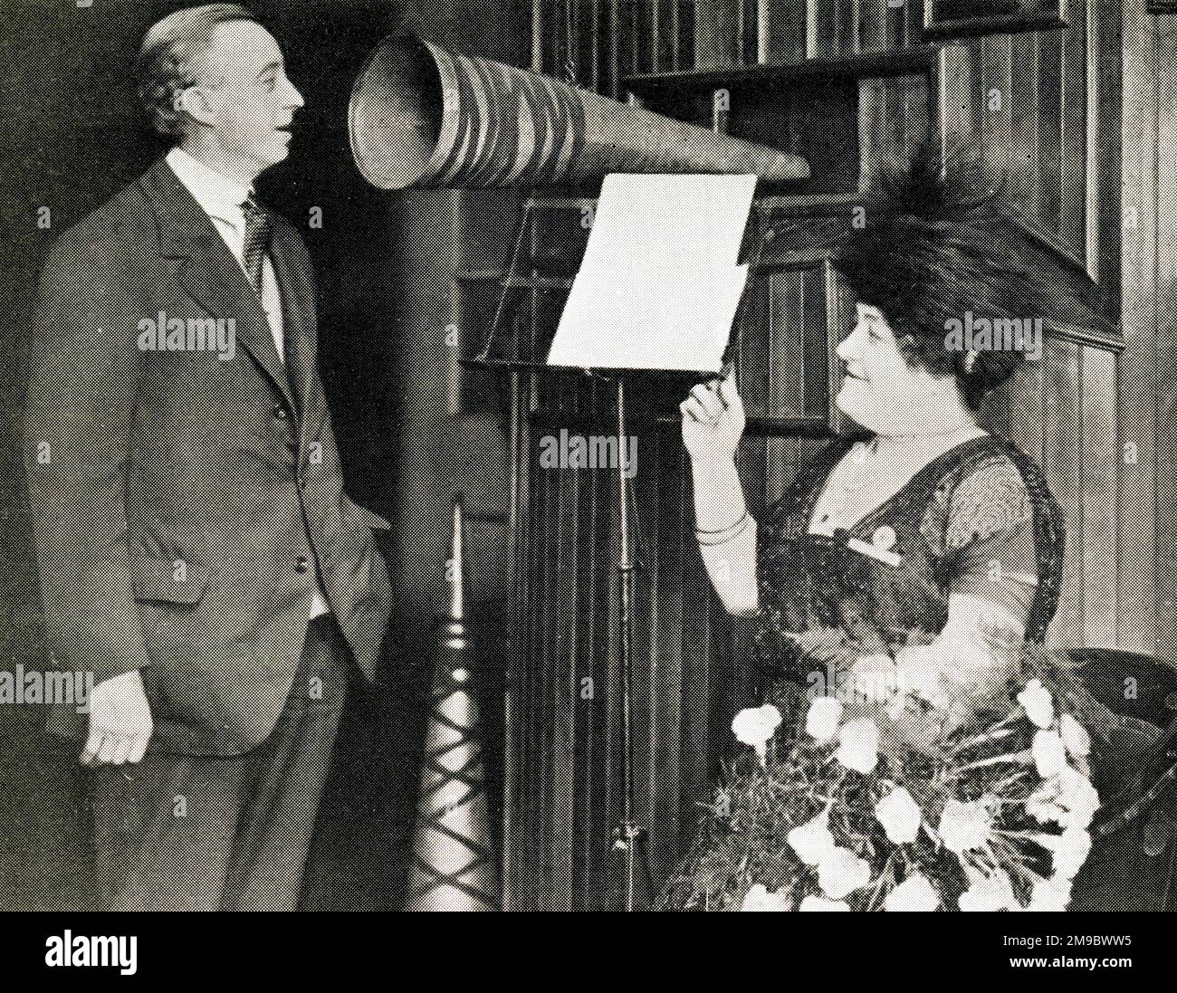 George Formby Snr recording his voice, with opera singer Luisa Tetrazzini watching Stock Photo