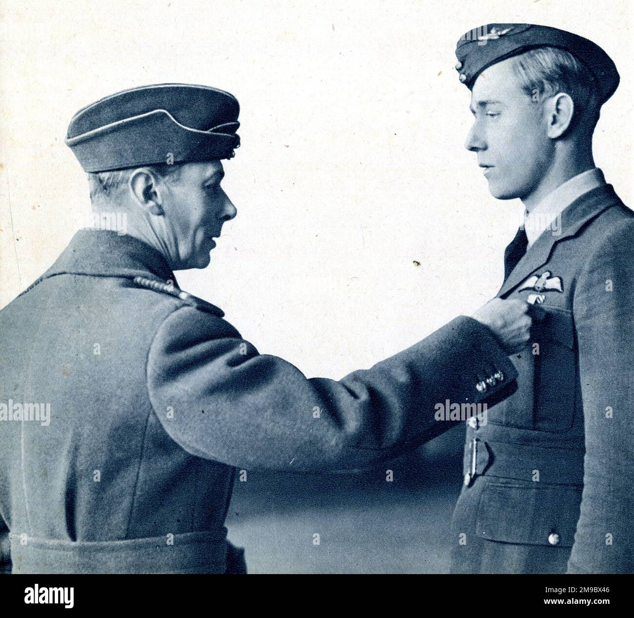 King George VI pins the Distinguished Flying Cross on a pilot officer Stock Photo